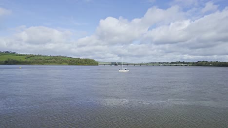 Waterford-Mündungsdrohne-Enthüllt-Ein-Segelboot-Mit-Der-Barrow-Eisenbahnbrücke-Im-Hintergrund