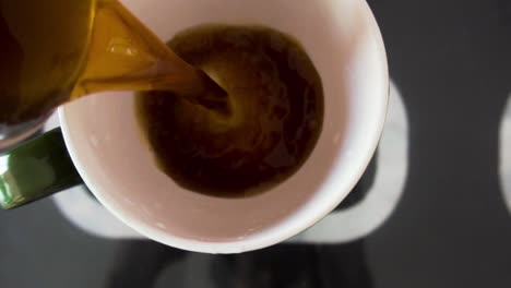 hombre sirviendo café en la taza