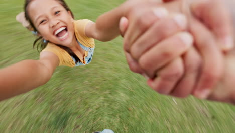 POV,-Outdoor-Und-Mädchen-Mit-Einem-Lächeln