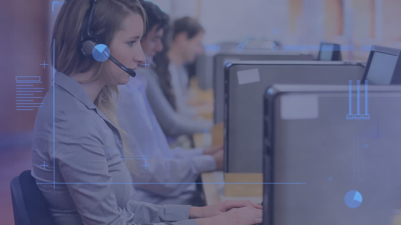 animación de procesamiento de datos sobre mujer caucásica usando auriculares de teléfono usando computadora en la oficina.