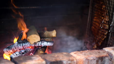 Costillas-En-Rejilla-En-El-Lado-Del-Fuego