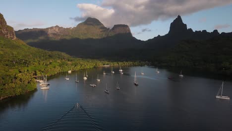 Yates-Anclados-En-Una-Impresionante-Bahía-En-La-Isla-De-Moorea-En-El-Pacífico-Sur.