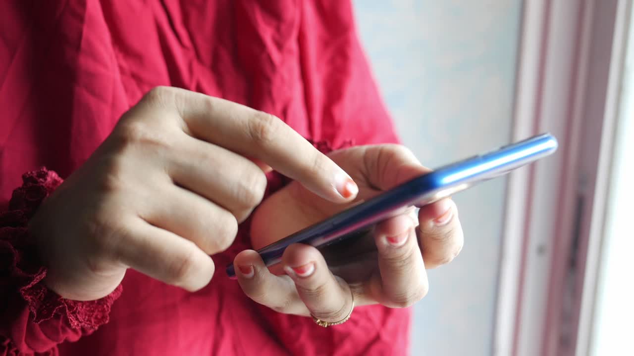 mujer usando un teléfono móvil
