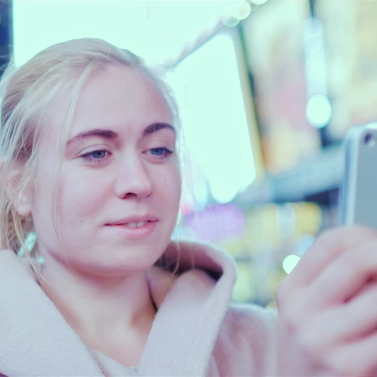 Una turista scatta foto con il telefono nella famosa Times Square a New York