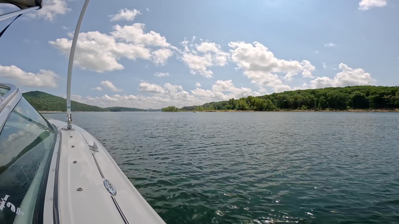 el lateral y el parabrisas de un barco deportivo de crucero