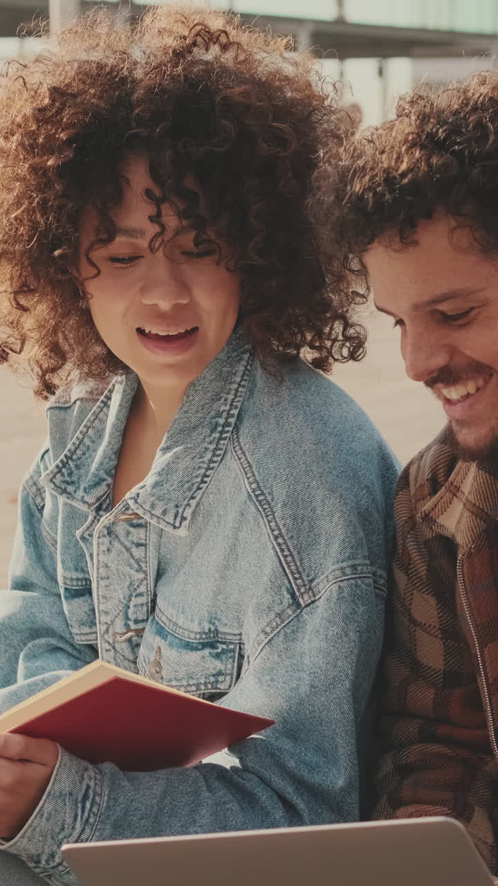 Pareja leyendo junta al aire libre