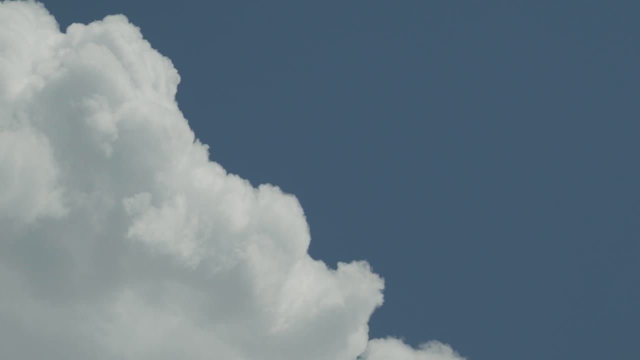 la nube se mueve lentamente en el cielo azul, tiro minimalista y constante