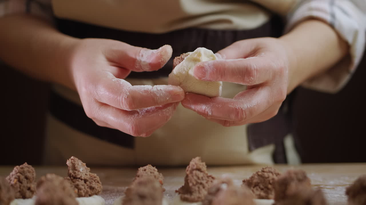 un panadero profesional hace dumplings con relleno de carne. deliciosa cocina tradicional ucraniana