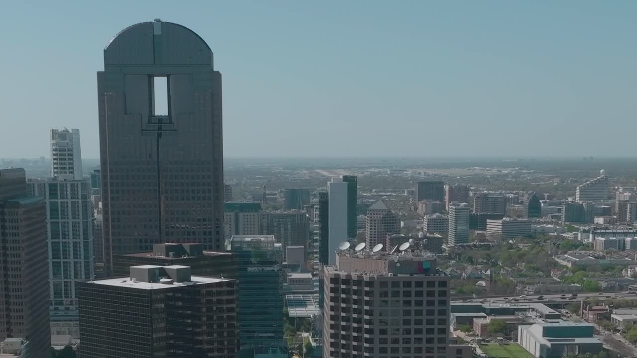 Vista do centro de Dallas com prédios da cidade e céu limpo