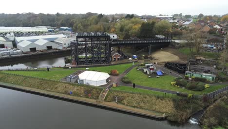 Industrielles-Viktorianisches-Anderton-kanal-bootshebewerk-Luftaufnahme-Flussweber-Mid-push-in-shot