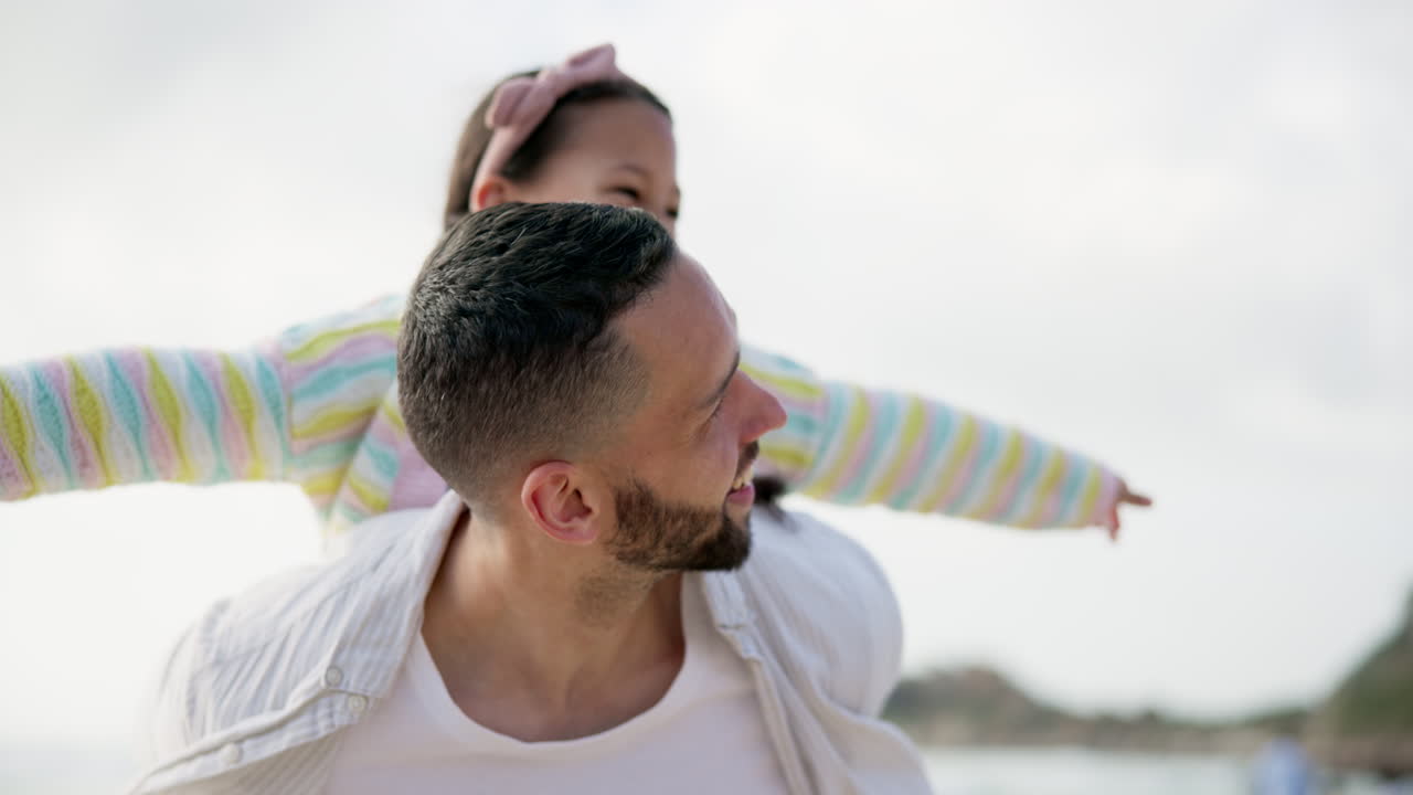 padre e hija en la playa