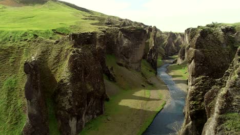 Eine-Isländische-Schlucht-Mit-Grünem-Gras