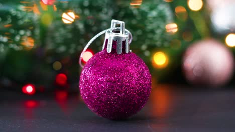 knipperende lichten achter kleine roze glitter kerstversiering