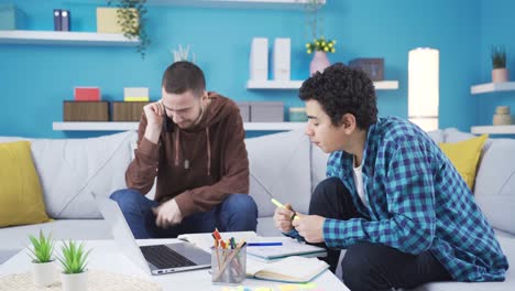 el hermano pequeño que estudia en casa escucha inquietamente a su hermano mayor hablando por teléfono. concepto de problemas de hermanos.