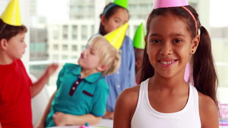 niños lindos celebrando un cumpleaños juntos