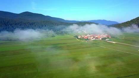 vista de verano desde un dron volador de la campiña de cerknica en eslovenia