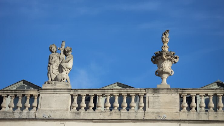 Statue e ornamenti a Place Stanislas a Nancy, Francia