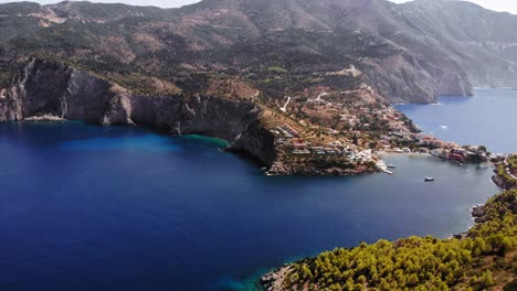 azurblaues wasser der bucht von agia kyriaki und herrliche landschaft von assos in kefalonia, griechenland - luftaufnahme