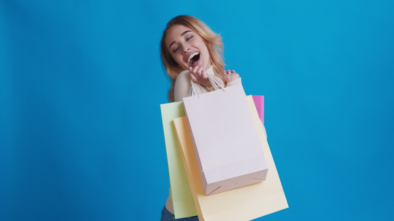 mujer feliz con bolsas de la compra