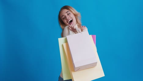 mujer feliz con bolsas de compras