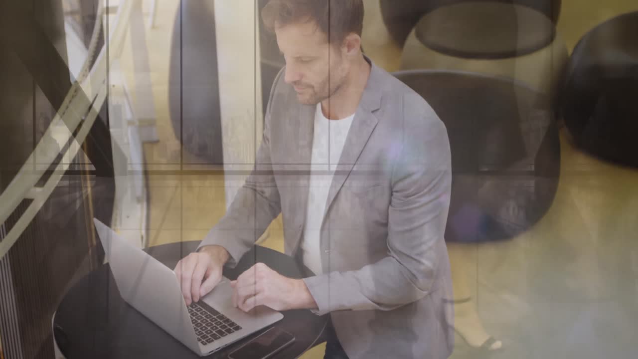 animación de advertencia de ataque cibernético sobre personas de negocios que usan portátiles