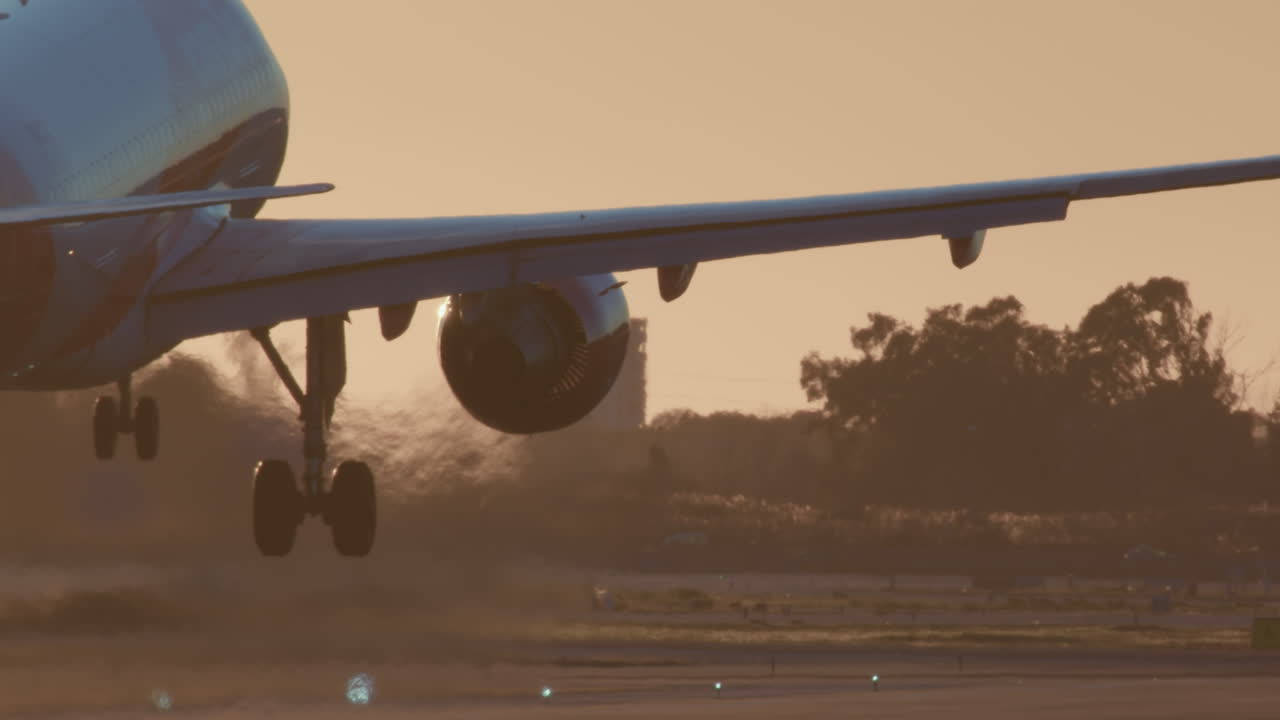 해가 지면 비행기가 착륙합니다.