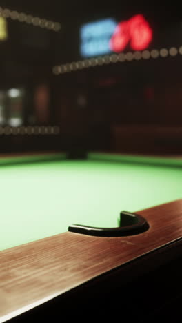 mesa de billar en un club nocturno