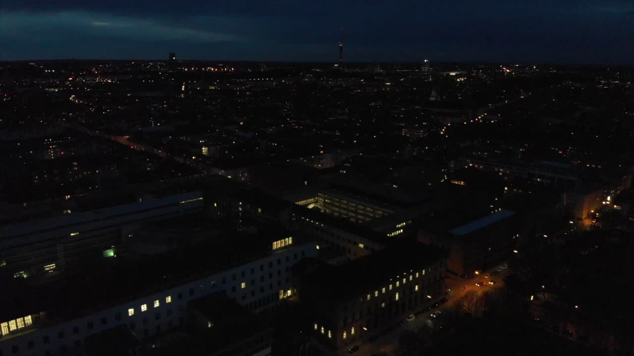 Noční Mnichov z ptačí perspektivy s dronem DJI Mavic Air ve 4K 30fps.