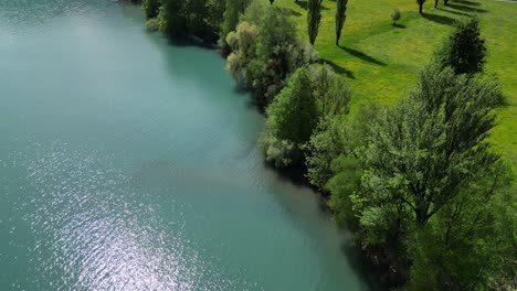 Hermosas-Aguas-Turquesas-En-Suiza-Adornadas-Con-Vegetación-Alpina