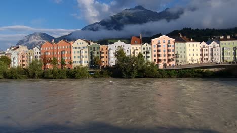 Städtische-Stadtlandschaft---Fluss-Fließt-Mit-Wohnhäusern-Im-Hintergrund