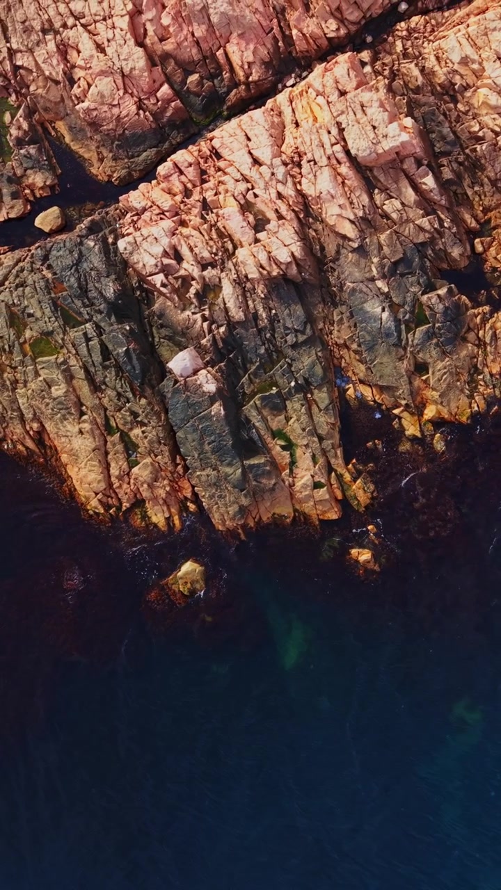 Vista aerea della costa rocciosa in Bulgaria che mette in mostra la bellezza naturale