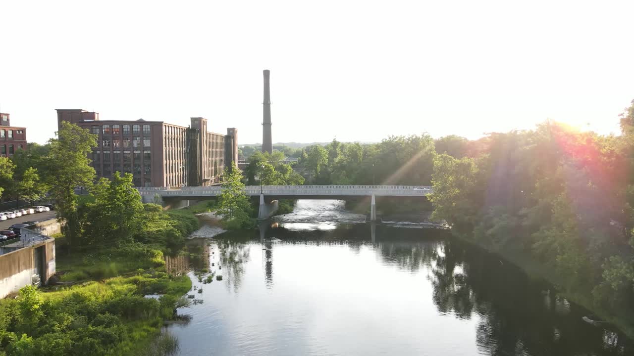 disparo de drone sobre el río y disparo de puente en 24 fps