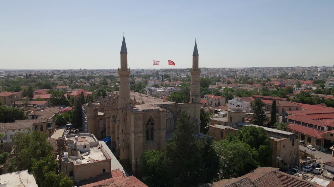 aerial 4k selimiye camii (catedral de ayia sophia) mezquita que se convierte de la catedral en el norte de chipre