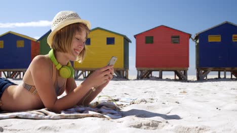 Mädchen-Benutzt-Mobiltelefon-Am-Strand-4k