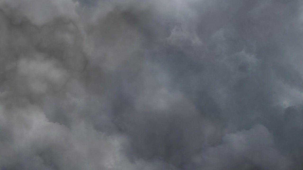 내부의 어두운 구름과 천둥의 배경