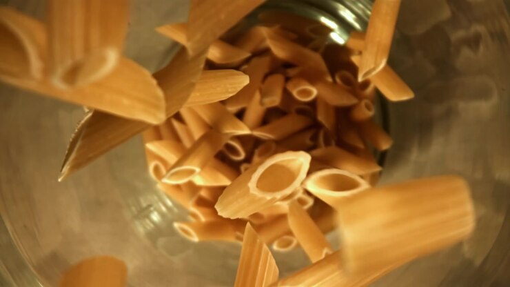 Movimento rallentato di penne che cadono in un barattolo di vetro