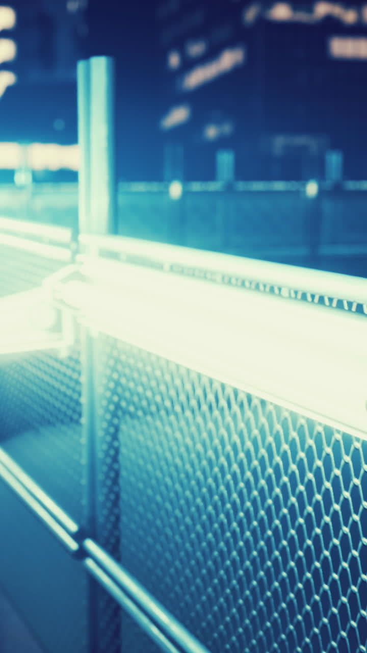 una vista de cerca de una valla metálica por la noche