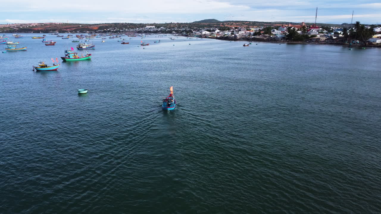 aéreo, pequeño barco de pesca tradicional en vietnam navegando de regreso al puerto