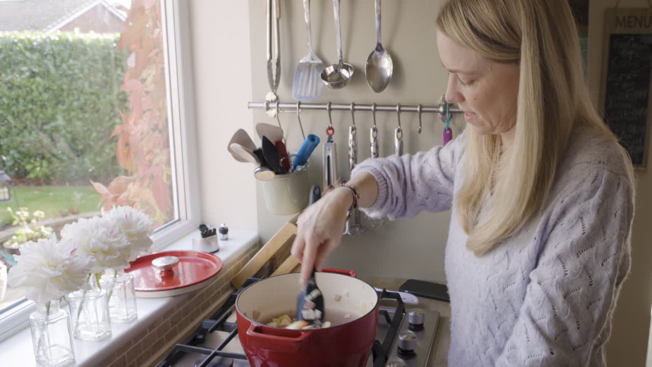 mujer cocinando en una cocina