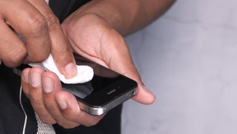 limpieza de la pantalla de un teléfono móvil