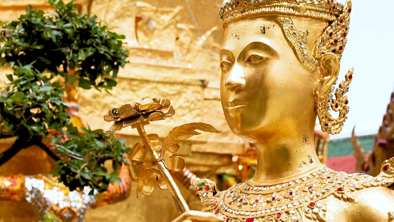 タイの寺院にある、金色の神話上のキンナリー像の精緻なクローズアップ
