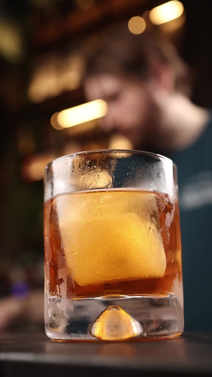 Whiskey Cocktail con grosso cubetto di ghiaccio