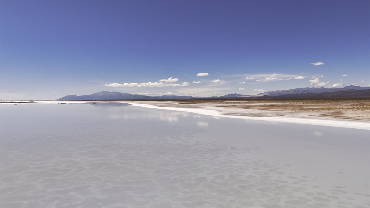 pan de nubes reflejadas en las salinas grandes de las provincias de jujuy y salta, argentina
