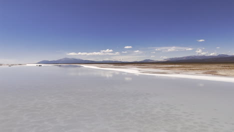 Panorámica-Aérea-De-Nubes-Reflejadas-En-Las-Salinas-Grandes-De-Las-Provincias-De-Jujuy-Y-Salta,-Argentina.