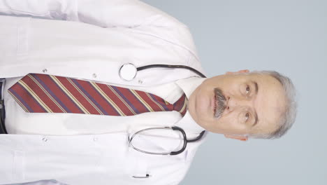 el video vertical del viejo doctor muestra la tos correcta.
