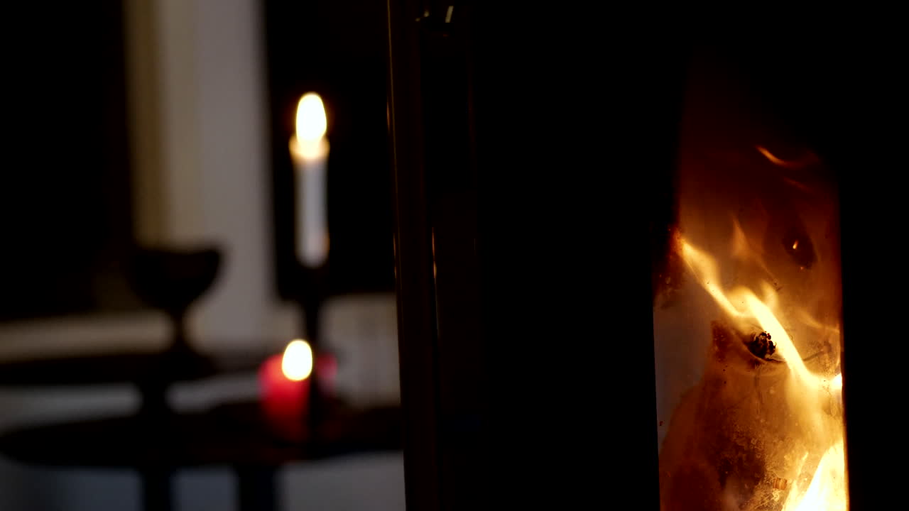 아늑한 토요일 밤의 벽난로와 촛불