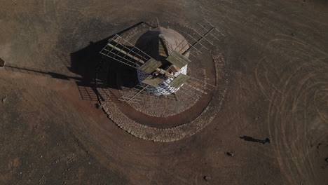 Toma-Aerea-Del-Desarrollo-De-Un-Molino-De-Cereales-Ubicado-En-La-Isla-De-Fuerteventura,-Islas-Canarias,-Ciudad-De-Villaverde