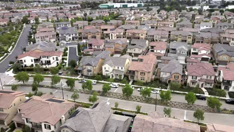 Antena:-Casas-Nuevas-De-Lujo-En-El-Suburbio-De-Tustin,-Ciudad-De-Los-Angeles,-California