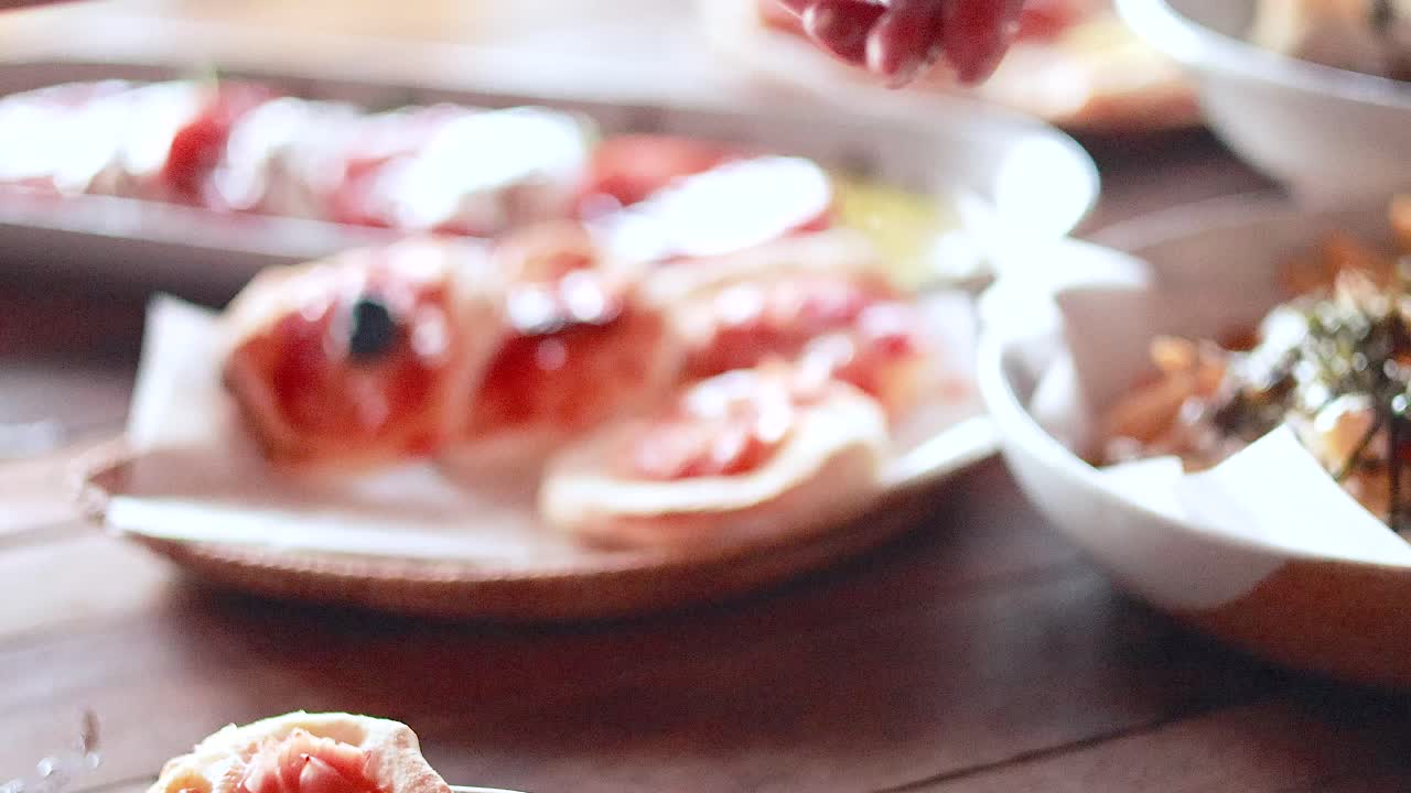 전시 된 다양한 그릴 요리