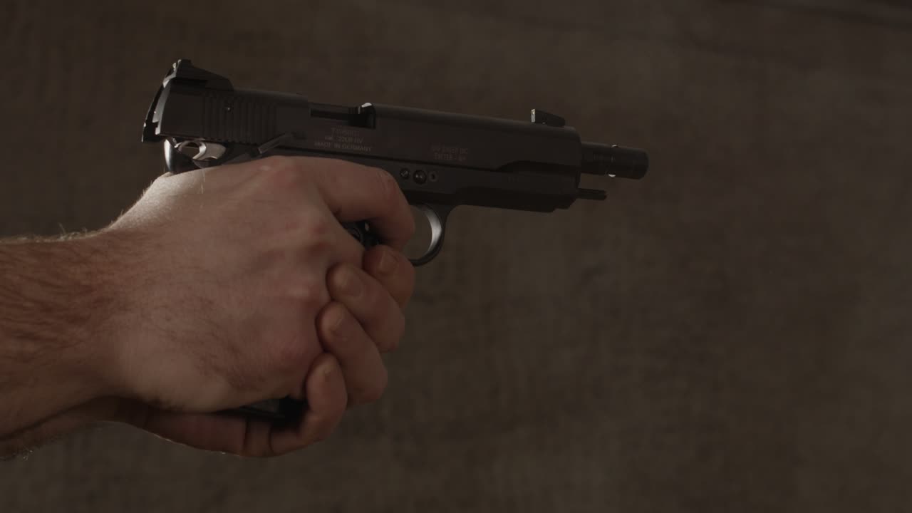 단일 총알을 발사하는 작은 구경 권총의 클로즈업
